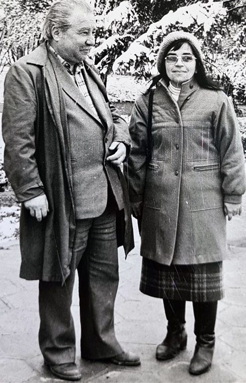 Сняг на 16 април 1988 г., с поета Христо Радушев, тогава редактор на заводския вестник "Силикатчик".