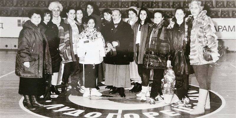 20 януари 1996 г. – Спортна зала „Абритус“. Златните момичетата и треньорките от щаба на голямата Нешка Робева са в Разград по поканата Демократичния съюз на жените